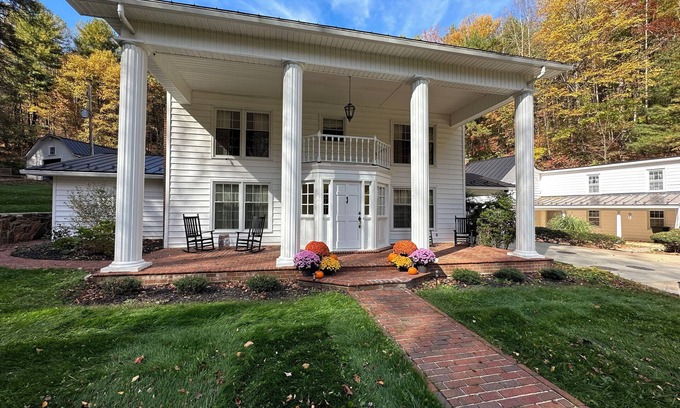 Stuart Casa | Lowell's Hollow countryside estate nestled in Virginia's Blue Ridge Mountains