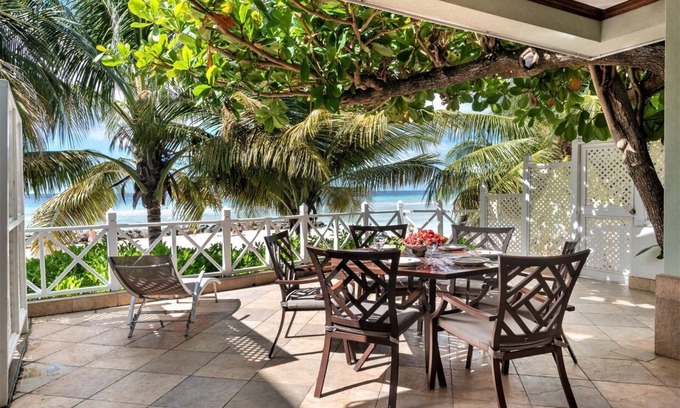 West Coast Apartamento | Lower Camelot 1 Bedroom on the Beach