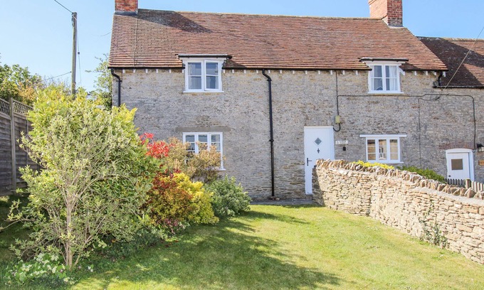 Littlebredy Cabaña | LOWER FARM COTTAGE, pet friendly, with open fire in Portesham