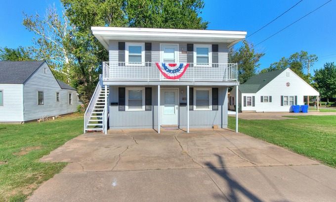 Norman Casa | Lower Level Campus Property Right Next To The Stadium!