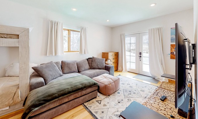 Highland Meadows Casa | Lower-level dog-friendly in-law suite with mtn views, full kitchen, washer/dryer