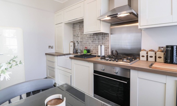 Airth Cabaña | LOWER NEUK, family friendly, character holiday cottage in Culross