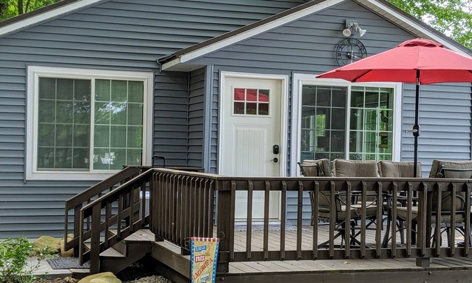 Pullman Cabaña | Lower Scott Lake cottage with She-shed