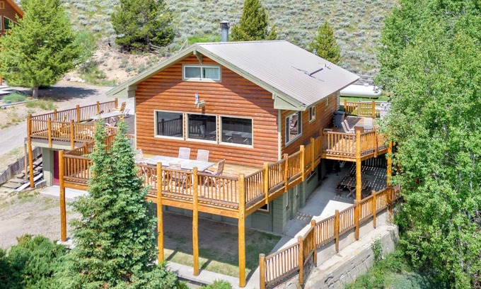 Stanley Cabina | Lower Stanley Lodge: Capacidad para 13 personas con vista a la montaña de diente de sierra, cubierta grande