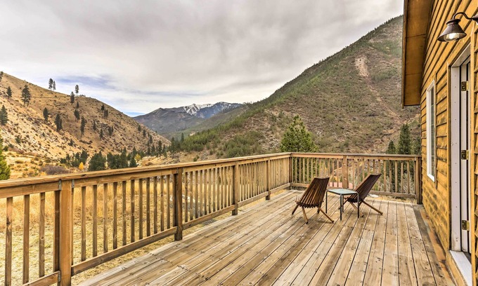 Lowman Cabina | Lowman Outdoor Retreat: Walk to Hot Springs!