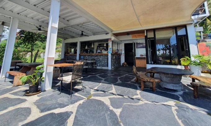 Donghe Cama Y Desayuno | LowPressure restaurant & surf guesthouse