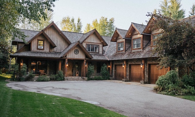 Indian Trails Casa | LPJH | Shoshone Lodge | Timeless Wyoming charm and Modern Comforts