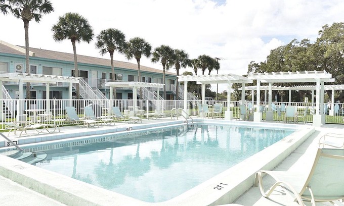 New Smyrna Beach Condominio | LQQK! Fish Cottage! ¡LIMPIO, ordenado, brillante, acogedor y lindo! ESPECIAL DE VERANO!