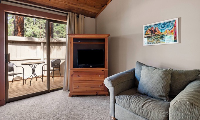 Black Butte Ranch Condominio | LR029 | Lodge Condo located at the Lodge with private fenced in patio.