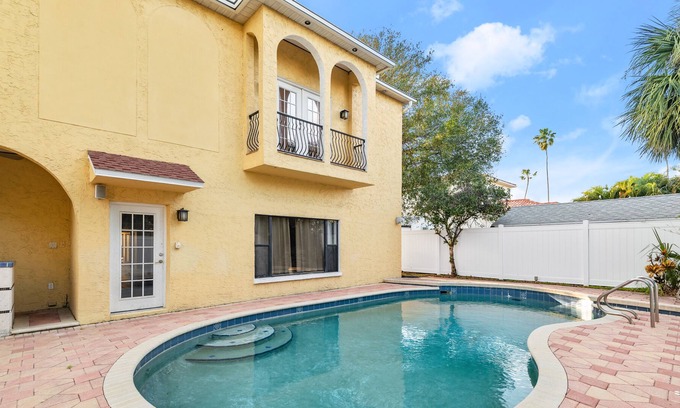 Davis Islands Casa | Lrg 5 bdrm Tampa house on Davis Island heated pool, gulf cart, great walkability