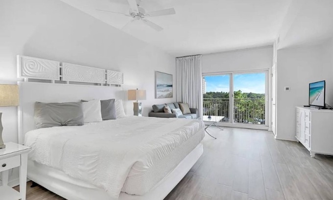 Four Mile Village Condominio | Luau Studio in Sandestin!