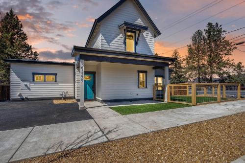 Old Farm District Casa | Lucia Escape