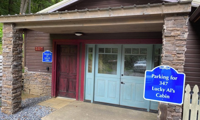 Clyde Cabina | Lucky Al’s Cabin at Riverside Farm