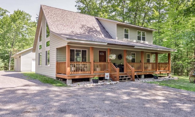 Lake Tomahawk Casa | Lucky Bass Retreat | Lake Access, Game Room, Bikes, Big Yard, Firepit, AC