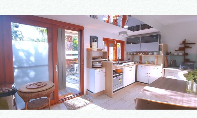 Palm Beach Apartamento | LUCKY Beach HOME! Centre of Palm Beach. Walk to Beach, Cafes, Golf Club, Jonah's