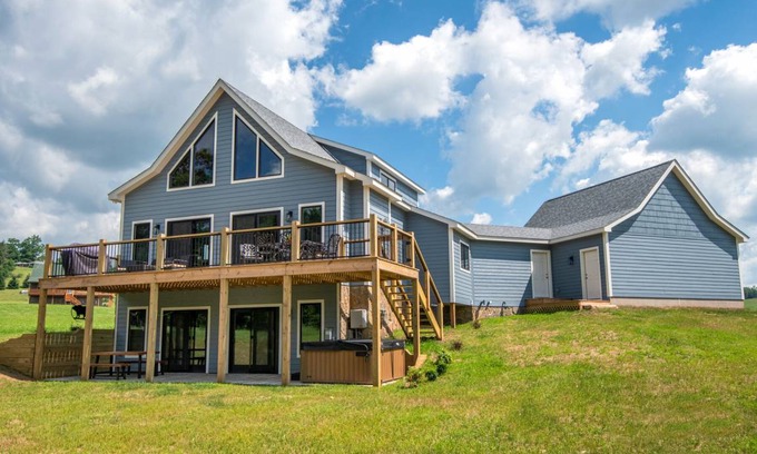 Waterfront Greens Casa | Lucky Bear Lakeside: Lake Front Home w/ Hot Tub & Community Amenities