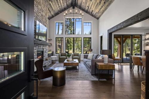 Cle Elum Casa | Lucky Elk Lodge in Suncadia- Fairway View, Hot Tub BBQ, Firepit, Game Room, Chefs Kitchen, Hi-speed Wi-Fi