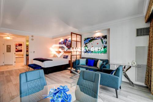 Las Vegas Hotel | Lucky Gem Penthouse & Luxury Suites at Signature Resort, Balcony Strip View 2605
