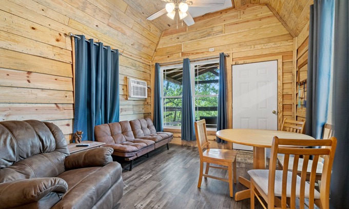 Glenwood Cabina | Lucky's Canoe & Kayak Cabin #1 - Caddo River Access!