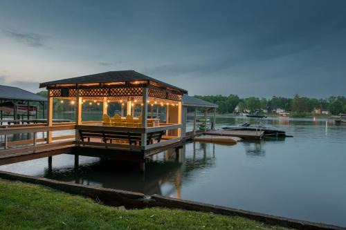 Mooresville Casa | Luckys Lake House by AvantStay Private Lake Bar