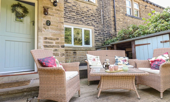 Ogden Cabaña | LUDD BROOK COTTAGE, pet friendly, with open fire in Luddenden