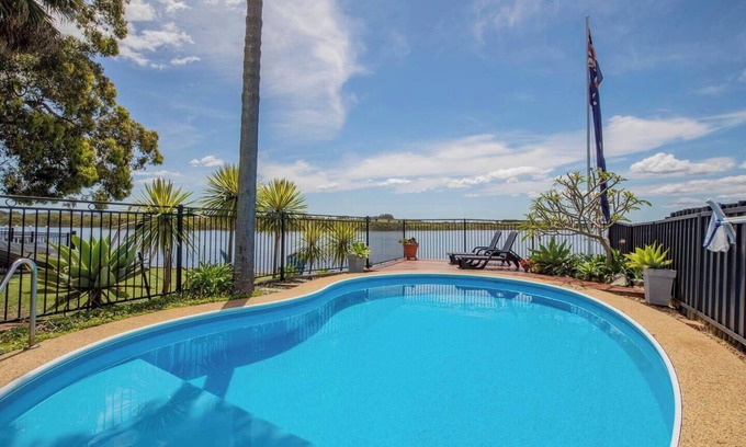 Swansea Casa | Ludford Lakefront and Beachside Retreat for Groups