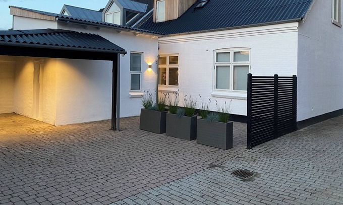 Herning Casa | Luksus Byhus 100 Meter fra Gågaden med Egen Carport