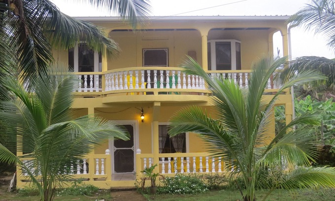 Corn Island Casa | Lulu Alquiler de Vacaciones - 6 Dormitorio Beach Front Home