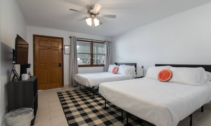 Balsam Lake Hotel | Lumber Jill Lodge #16 – Two Queen Room