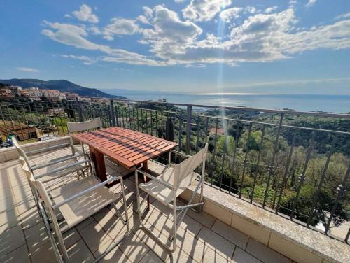 Varazze Apartamento | Luminosa mansarda con vista mare
