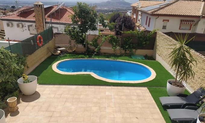 Jun Casa | Luminosa y confortable casa con vistas y piscina