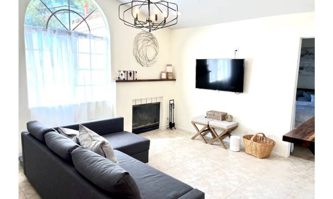 Rancho Santa Margarita Condominio | Luminous condo with corner view walking distance from lake!!