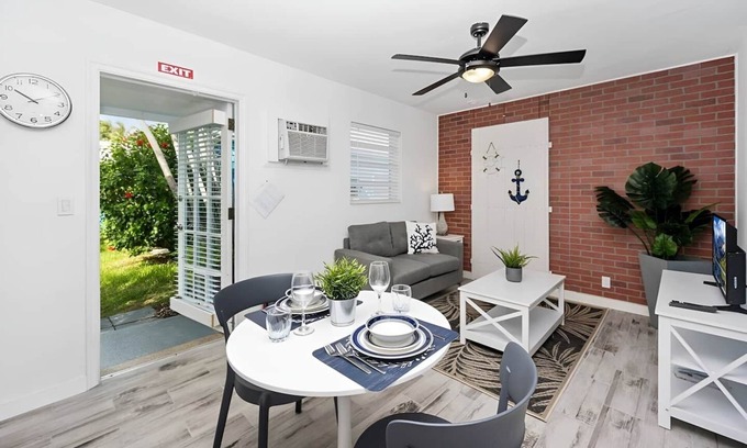 South Lake Casa | This house is a 1 bedroom(s), 1 bathrooms, located in Hollywood, FL.