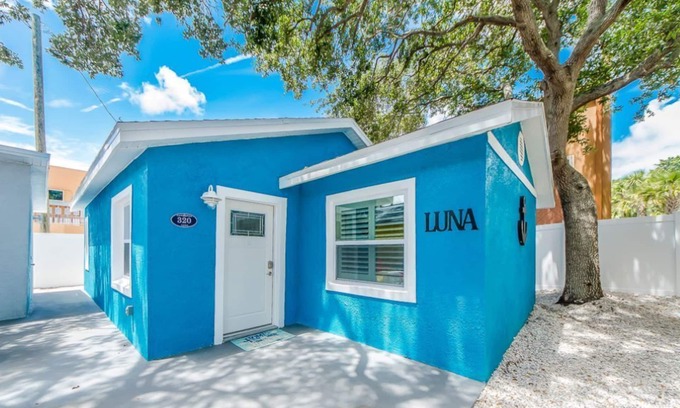 Independence Square Cabaña | LUNA Cottage, Best Experience in IRB, new AC, totally remodeled, free parking