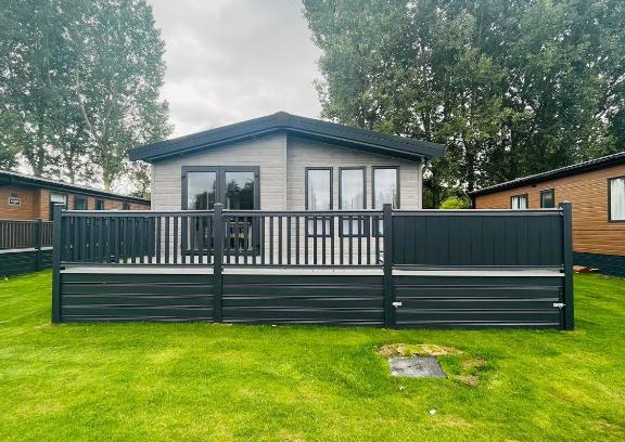 Allerthorpe Casa | Luna Lodge with Hot Tub