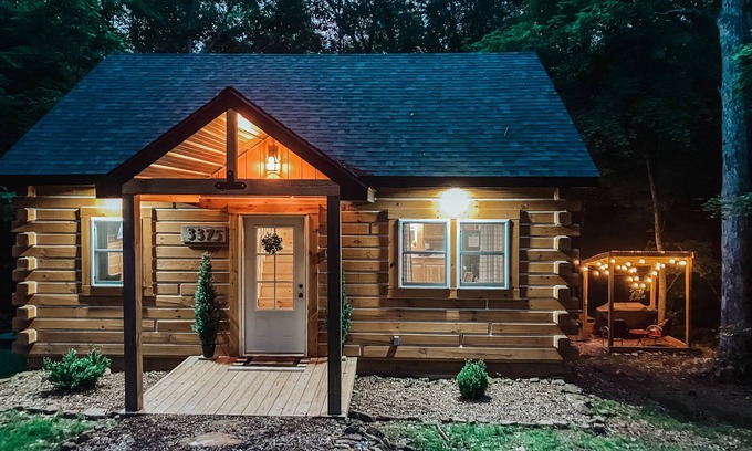 Birdseye Cabina | Lured to the Lake Cabin near Patoka - Hot tub and Creek!