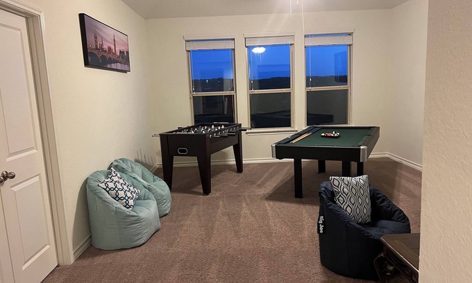 San Antonio Villa | Lush 7-BR, Home Theater/Game Room near Seaworld/Six Flags --St2-