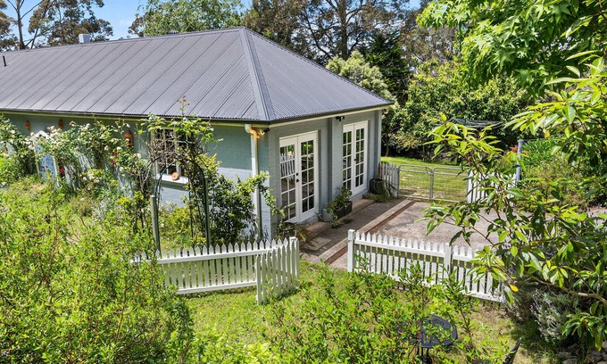Colo Vale Apartamento | Lush and Charming Country Escape, Stunning Gardens