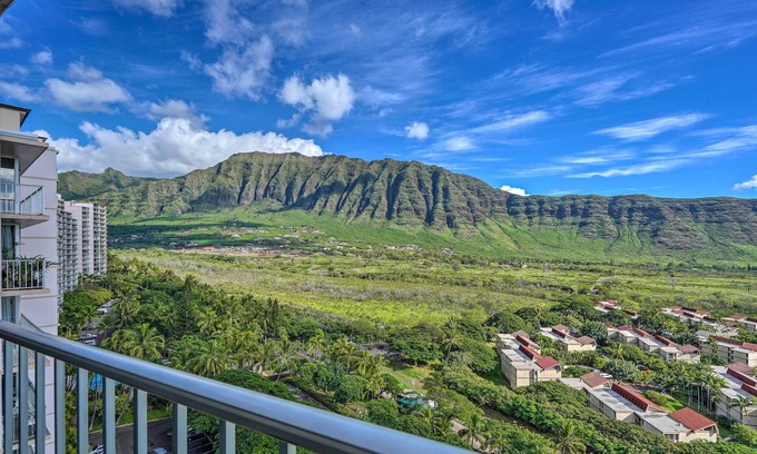Makaha Condominio | Lush Condo w/ Community Pool, 1 Mi to Beach!