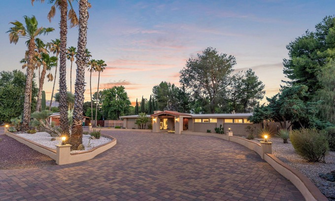 Forty Niners' Guest Ranch Estates Casa | Lush Desert Ranch Home On Golf Course With Shared Pool, Gym & Onsite Restaurant