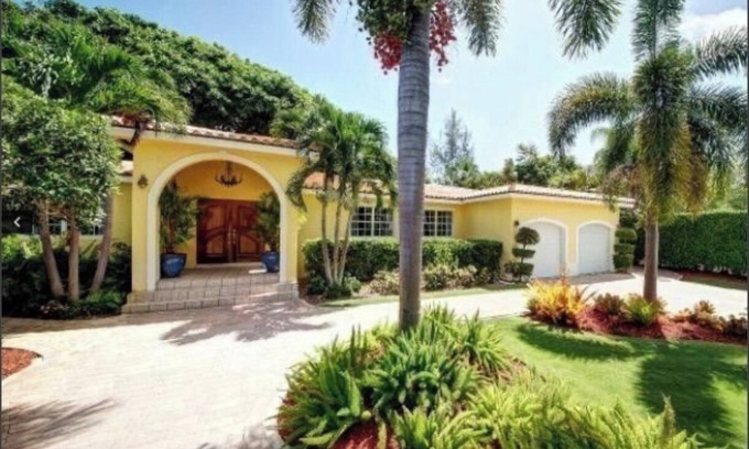Florida North Atlantic Coast Casa | Lush gardens on the Earmen River with heated pool