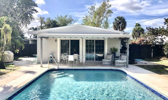 Middle River Terrace Casa | Exuberante retiro privado con una enorme piscina climatizada, cerca de Fort Lauderdale Boat Show.