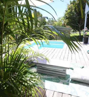 Hunter's Home Casa | Lush Spacious Family Home between Beach & Town
