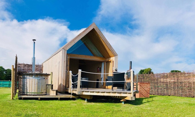 Brightlingsea Cabina | Lushna Mezzannine at Lee Wick Farm - 3 adults max or 2 adults & 3 kids