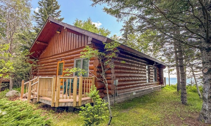 Tofte Cabina | Lutsen Log Cabin 406 on Lake Superior in Lutsen, Minnesota.