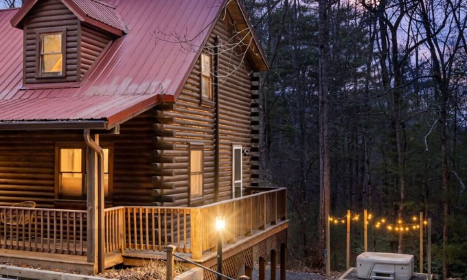 Fairview Cabina | Luury Stay: HGTV Log Cabin*Hot tub*Arcade*EV*Fire Pit*Nature