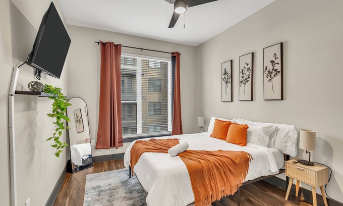 North Burnet Apartamento | Lux 1BR Alongside Q2 & Domain With Pool, Gym and Free Parking