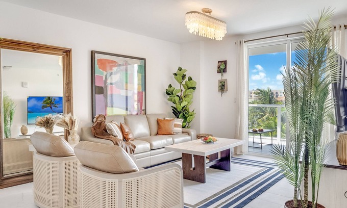 Highland Garden Apartamento | Lux 3BR City-View Retreat in Hollywood, 4th Floor