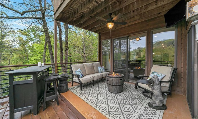 Lake Toxaway Condominio | Lux 3Br Mtn Home with Incredible View of Falls and designer furnishings