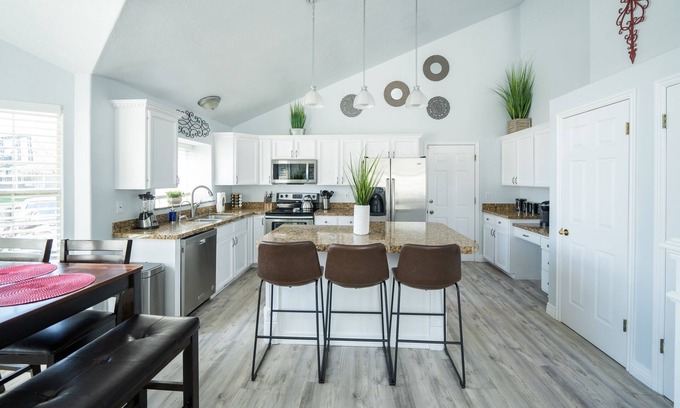 West Jordan Casa | Lux 5bd King w/Theater+Office
